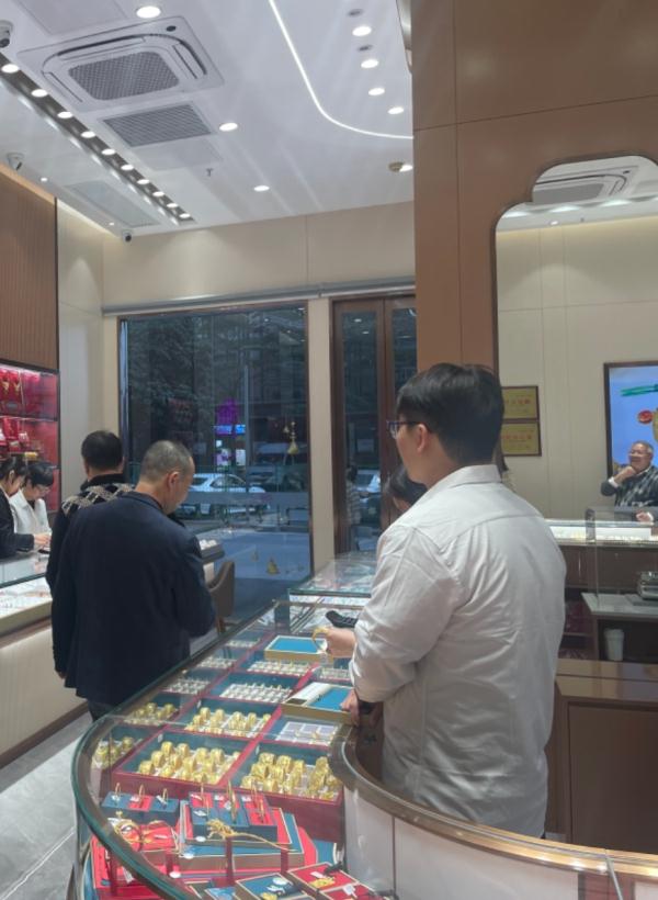 “镇店之宝都被抢空了”！有人一天买入超23万元黄金！专家提醒