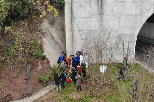 露出两只脚!9岁男孩失踪6天后在排水管道被发现! 露出两只脚!9岁男孩失踪6天后在排水管道被发现!