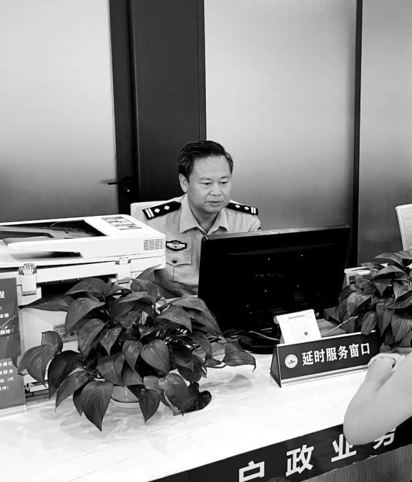 送别!江西一名52岁民警倒在工作岗位上 送别!江西一名52岁民警倒在工作岗位上