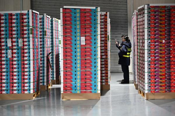 车厘子价格“腰斩”，高端水果何时“自由”？