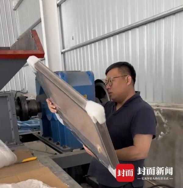 10个月销毁700多套婚纱照，他把“粉碎爱情”做成一门生意