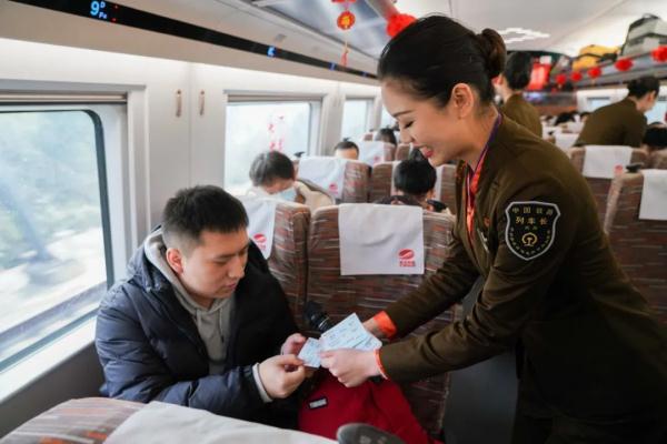 复兴号智能动车组开进青藏高原