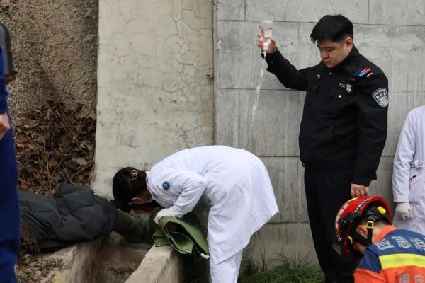 露出两只脚!9岁男孩失踪6天后在排水管道被发现! 露出两只脚!9岁男孩失踪6天后在排水管道被发现!