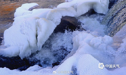 这才是冬天!松花江哈尔滨段冰雪景观晶莹剔透 这才是冬天!松花江哈尔滨段冰雪景观晶莹剔透