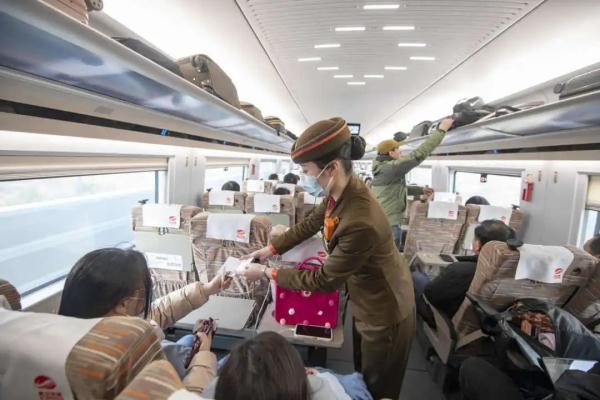 复兴号智能动车组开进青藏高原