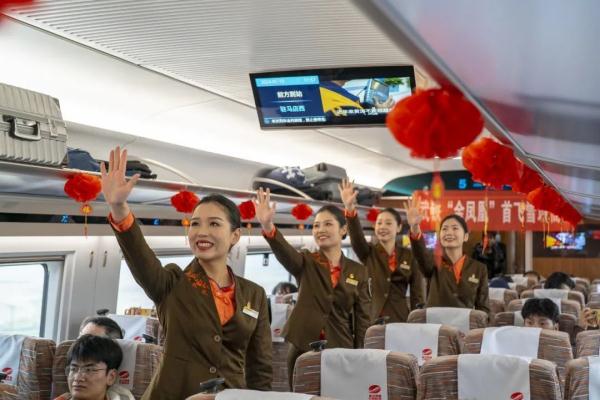 复兴号智能动车组开进青藏高原