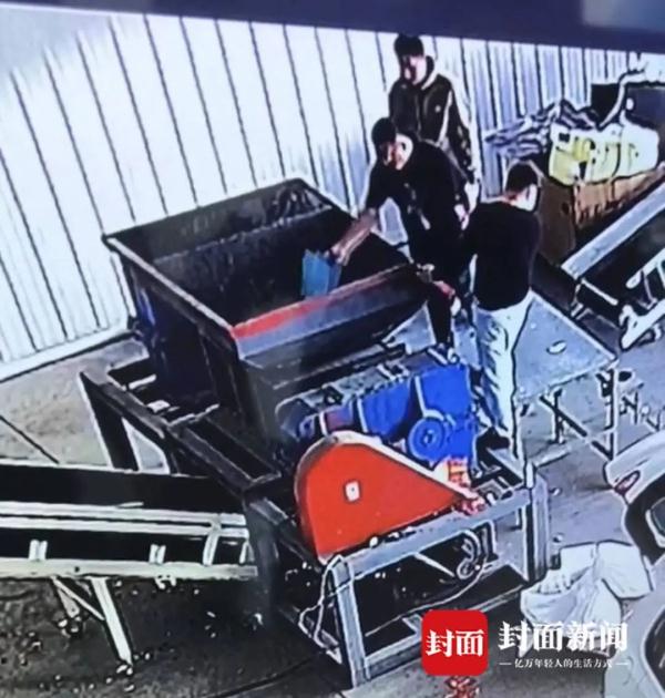 10个月销毁700多套婚纱照，他把“粉碎爱情”做成一门生意