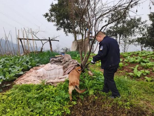 露出两只脚!9岁男孩失踪6天后在排水管道被发现! 露出两只脚!9岁男孩失踪6天后在排水管道被发现!