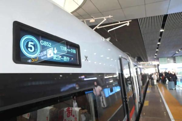 复兴号智能动车组开进青藏高原