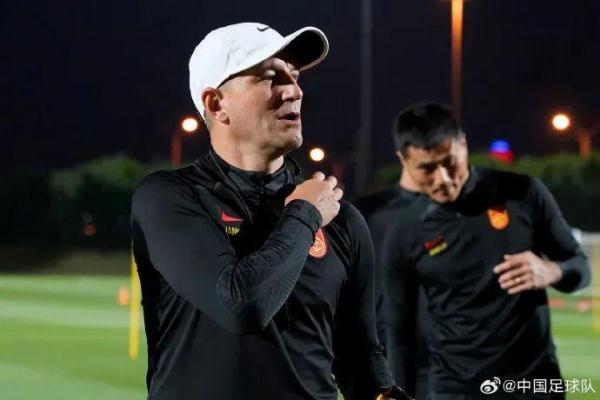 国足今晚亚洲杯首战：阵容更整齐，主帅打“预防针”