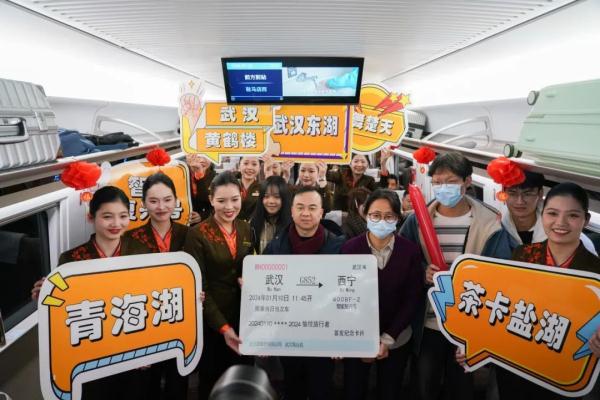 复兴号智能动车组开进青藏高原