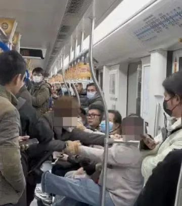 两女子在上海地铁内大打出手?工作人员回应 两女子在上海地铁内大打出手?工作人员回应