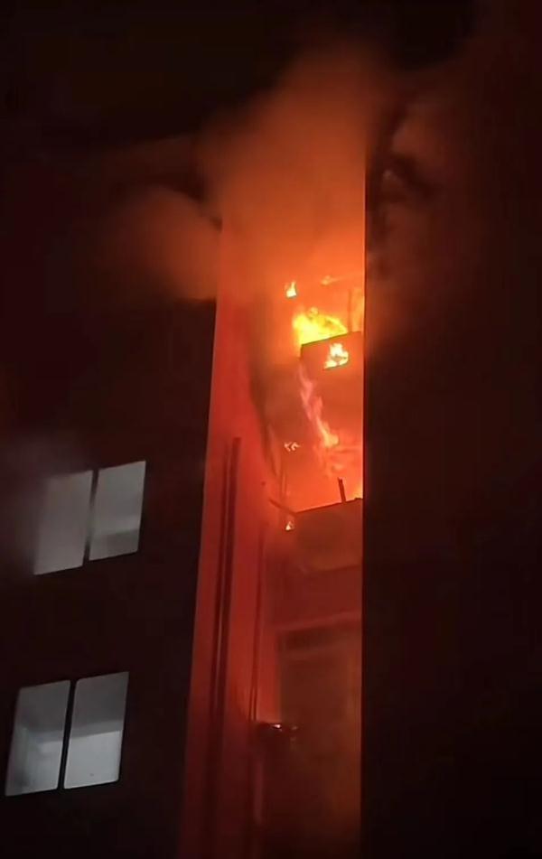 上海一住户家中失火致楼上邻居伤亡 ，谁来担责？