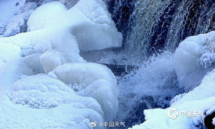 这才是冬天!松花江哈尔滨段冰雪景观晶莹剔透 这才是冬天!松花江哈尔滨段冰雪景观晶莹剔透