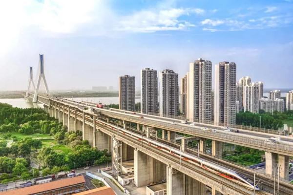 复兴号智能动车组开进青藏高原