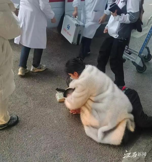 事发昌北机场！这一跪，真美！