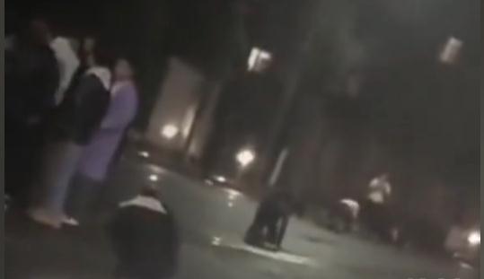 夜间街头多人爬行，奇葩团建当休矣