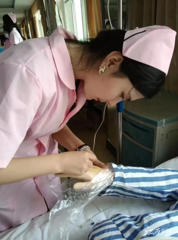 事发昌北机场！这一跪，真美！