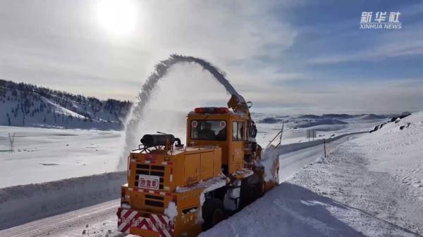 31处雪崩，6公里路段被埋，最深超5米，游客滞留！喀纳斯景区：食宿免费