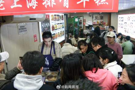 “宝总”在黄河路卖排骨年糕?商家蹭流量当心侵权 “宝总”在黄河路卖排骨年糕?商家蹭流量当心侵权