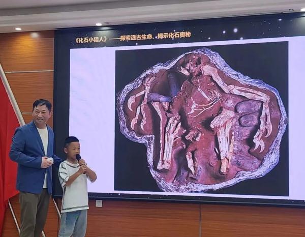 中专生逆袭大学教授，表情包太火！成最牛"招生简章"