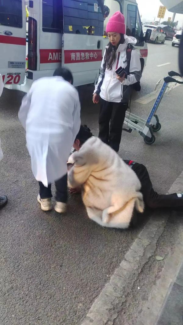 事发昌北机场！这一跪，真美！