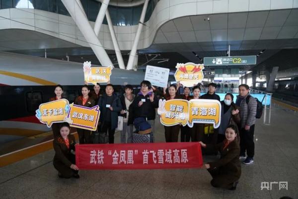 复兴号智能动车组首次驶上青藏高原 西宁至武汉10小时内可抵达 复兴号智能动车组首次驶上青藏高原 西宁至武汉10小时内可抵达