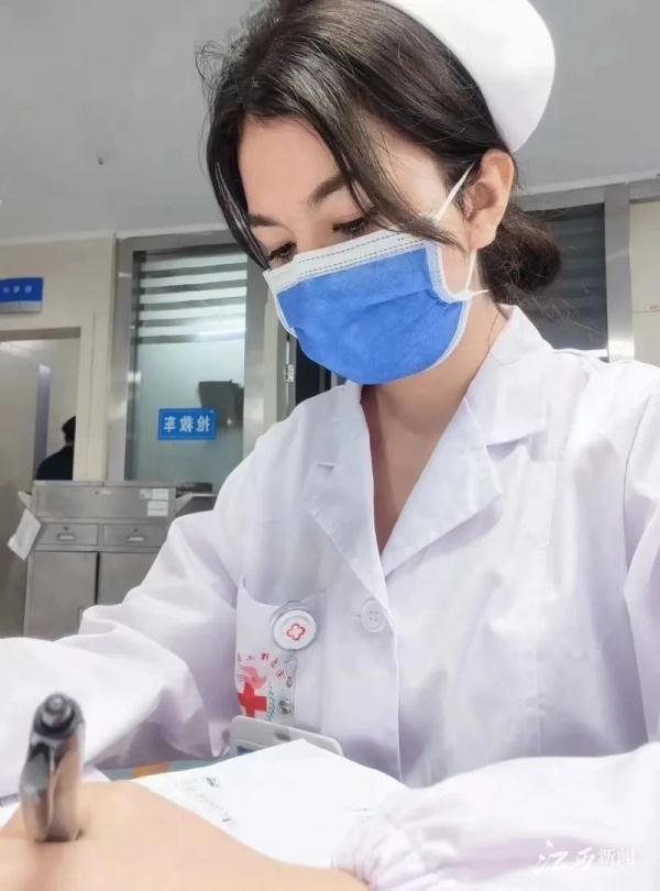 事发昌北机场！这一跪，真美！