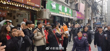 “宝总”在黄河路卖排骨年糕?商家蹭流量当心侵权 “宝总”在黄河路卖排骨年糕?商家蹭流量当心侵权
