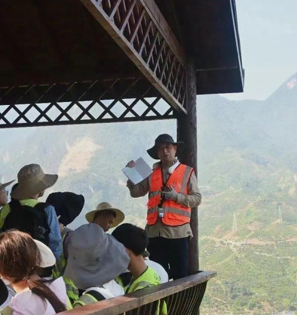 中专生逆袭大学教授，表情包太火！成最牛"招生简章"