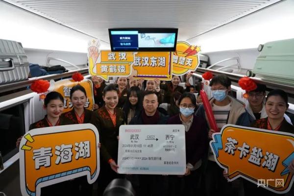 复兴号智能动车组首次驶上青藏高原 西宁至武汉10小时内可抵达 复兴号智能动车组首次驶上青藏高原 西宁至武汉10小时内可抵达