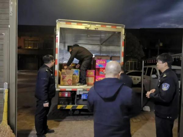 直播销售烟花爆竹被抓现行！这份安全提示卡请查收→