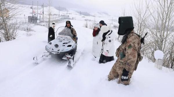 南开大学师生新疆暴雪中被困，边防官兵紧急营救！