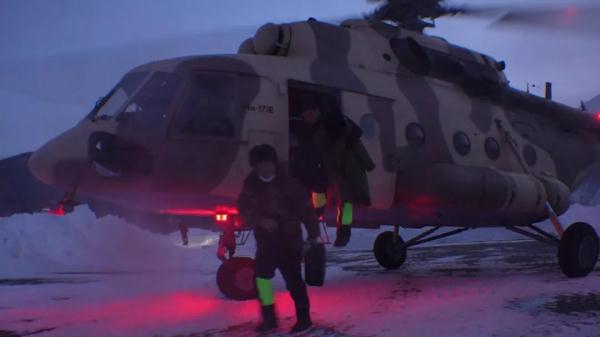 暴雪致游客滞留喀纳斯?陆航直升机紧急救援→ 暴雪致游客滞留喀纳斯?陆航直升机紧急救援→