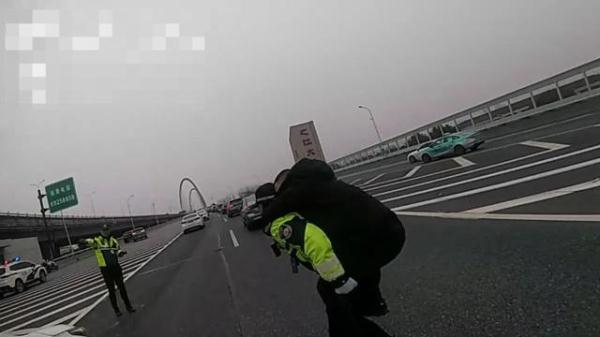 “老公你不要睡，你醒一醒，不要吓我……”骑警紧急救援！