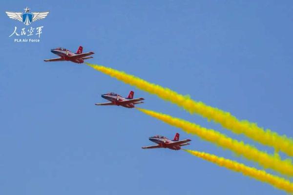 空军“红鹰”飞行表演队在老挝开展适应性训练