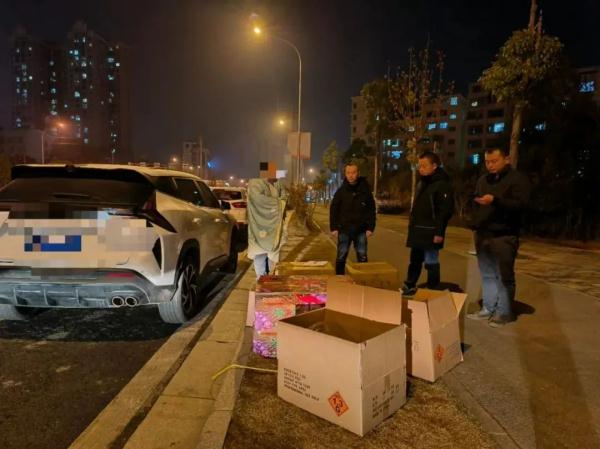 直播销售烟花爆竹被抓现行！这份安全提示卡请查收→