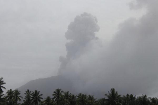 印尼伊布火山喷发 火山灰柱高度达1000米