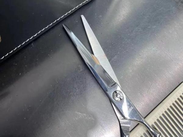 拆线剪怎么拿＂血哗一下冒出来＂！小伙被剪掉块肉 很多人最近也在安排_https://www.jmylbn.com_新闻资讯_第1张