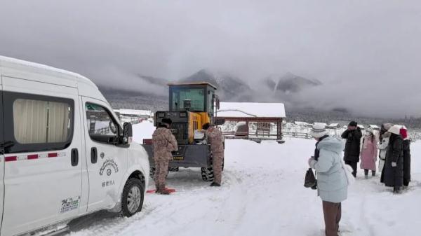 南开大学师生新疆暴雪中被困，边防官兵紧急营救！