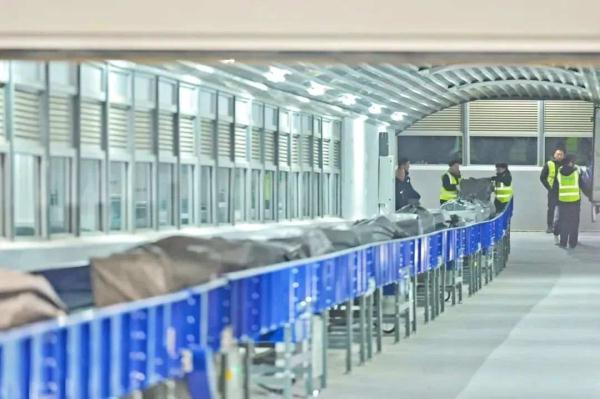 这趟车没有旅客，全程1028公里一站直达！