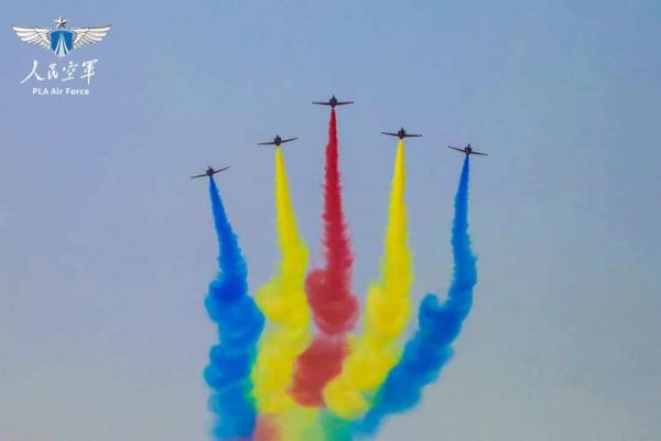 空军“红鹰”飞行表演队在老挝开展适应性训练