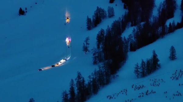 暴雪致游客滞留喀纳斯?陆航直升机紧急救援→ 暴雪致游客滞留喀纳斯?陆航直升机紧急救援→