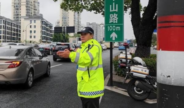 “老公你不要睡，你醒一醒，不要吓我……”骑警紧急救援！