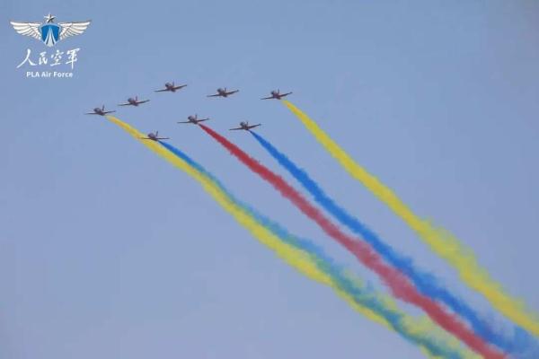 空军“红鹰”飞行表演队在老挝开展适应性训练