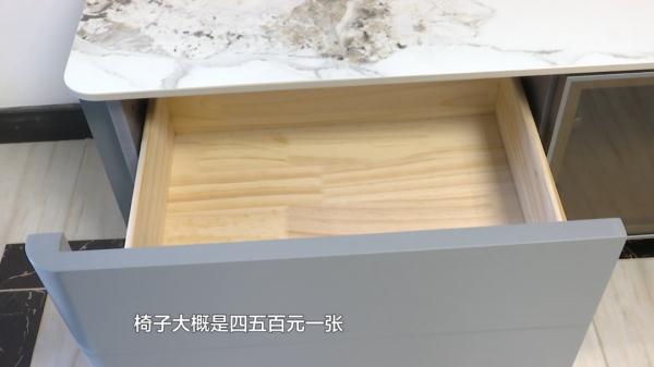 连纹路和褶皱都一样？购买新家具，怀疑收到“展示品”，顾客：两个方案，你选吧......