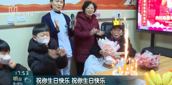 上海病重老人接受"临终关怀"，他最后的心愿…贴满整整一面墙！