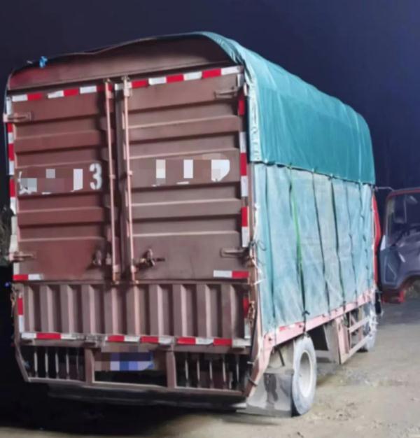 直播销售烟花爆竹被抓现行！这份安全提示卡请查收→