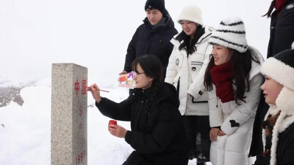 南开大学师生新疆暴雪中被困，边防官兵紧急营救！