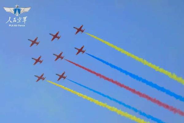 空军“红鹰”飞行表演队在老挝开展适应性训练